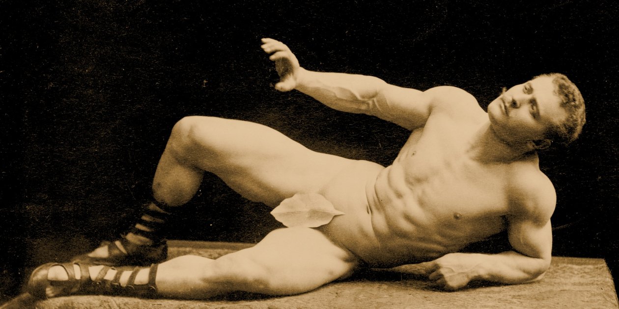 Eugen Sandow, i klassisk gammel gresk-romersk positur iført et fikenblad, ca. 1894 av Benjamin J. Falk