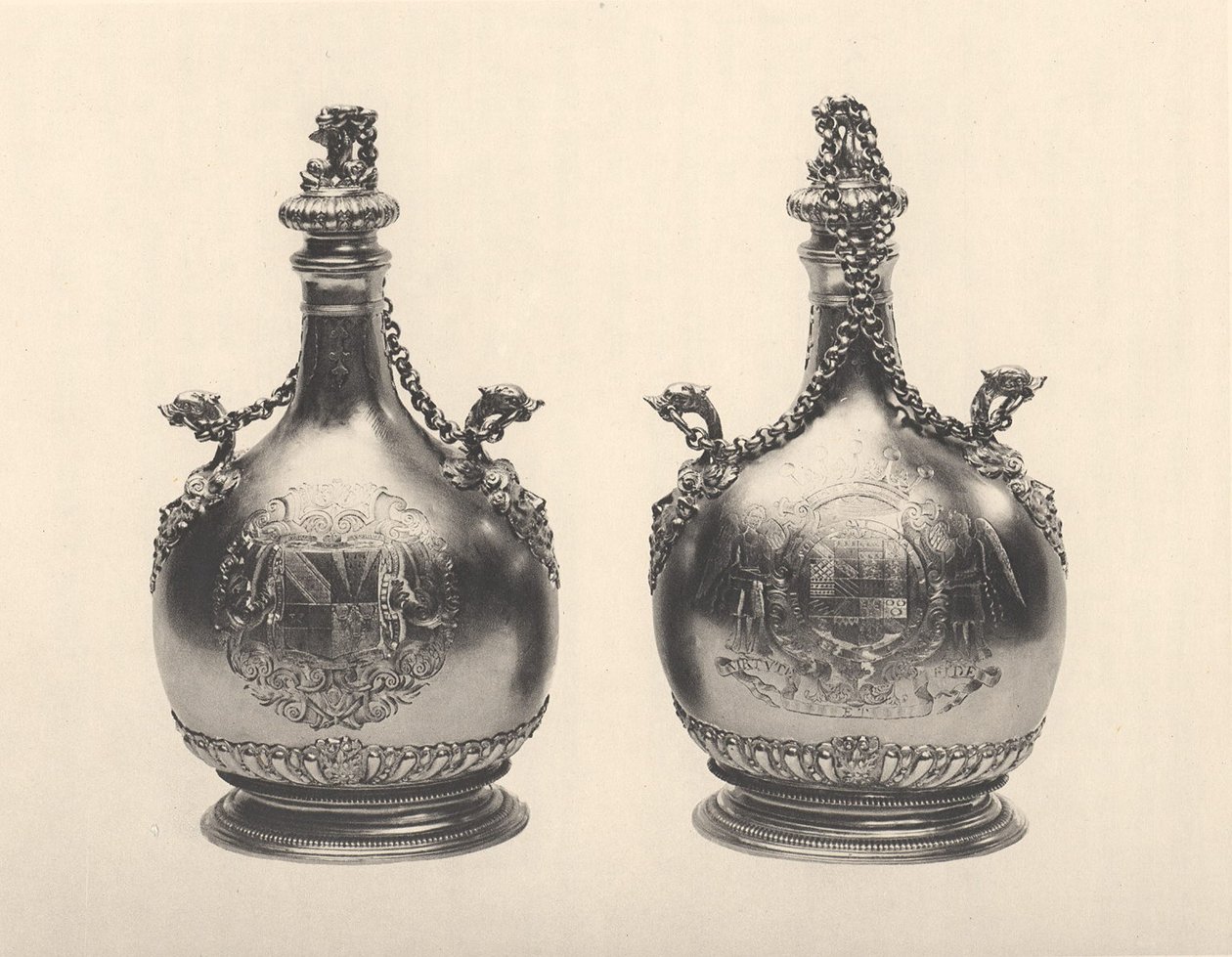 Par William III Pilgrim Flasks, ca. 1690 (forgylt sølv) av Benjamin Bradford