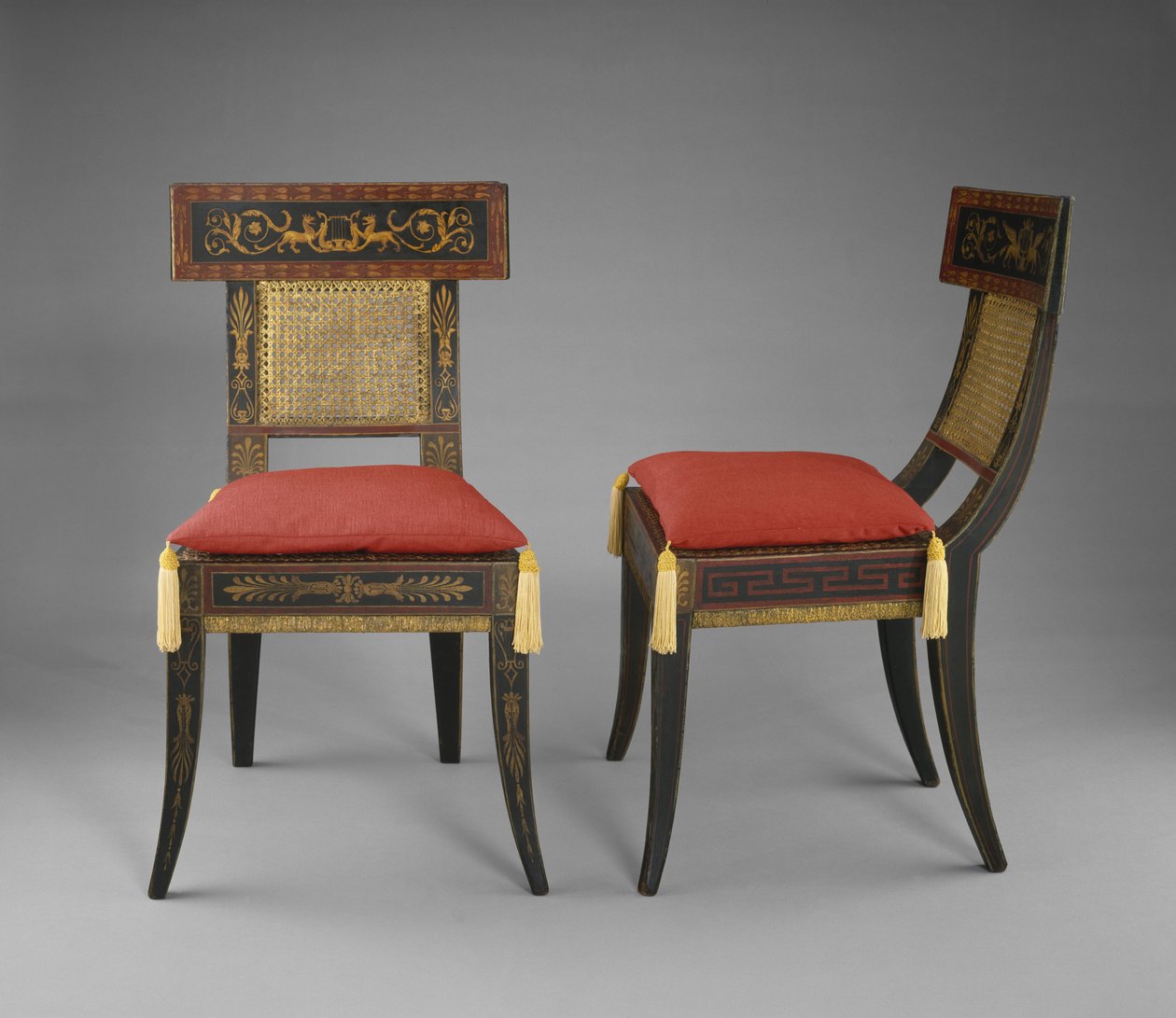 Et par sidestoler, ca. 1808 (gessoed, malt og forgylt gul poppel, eik, lønn og østlig hvit furu med stokk) av Benjamin Henry Latrobe