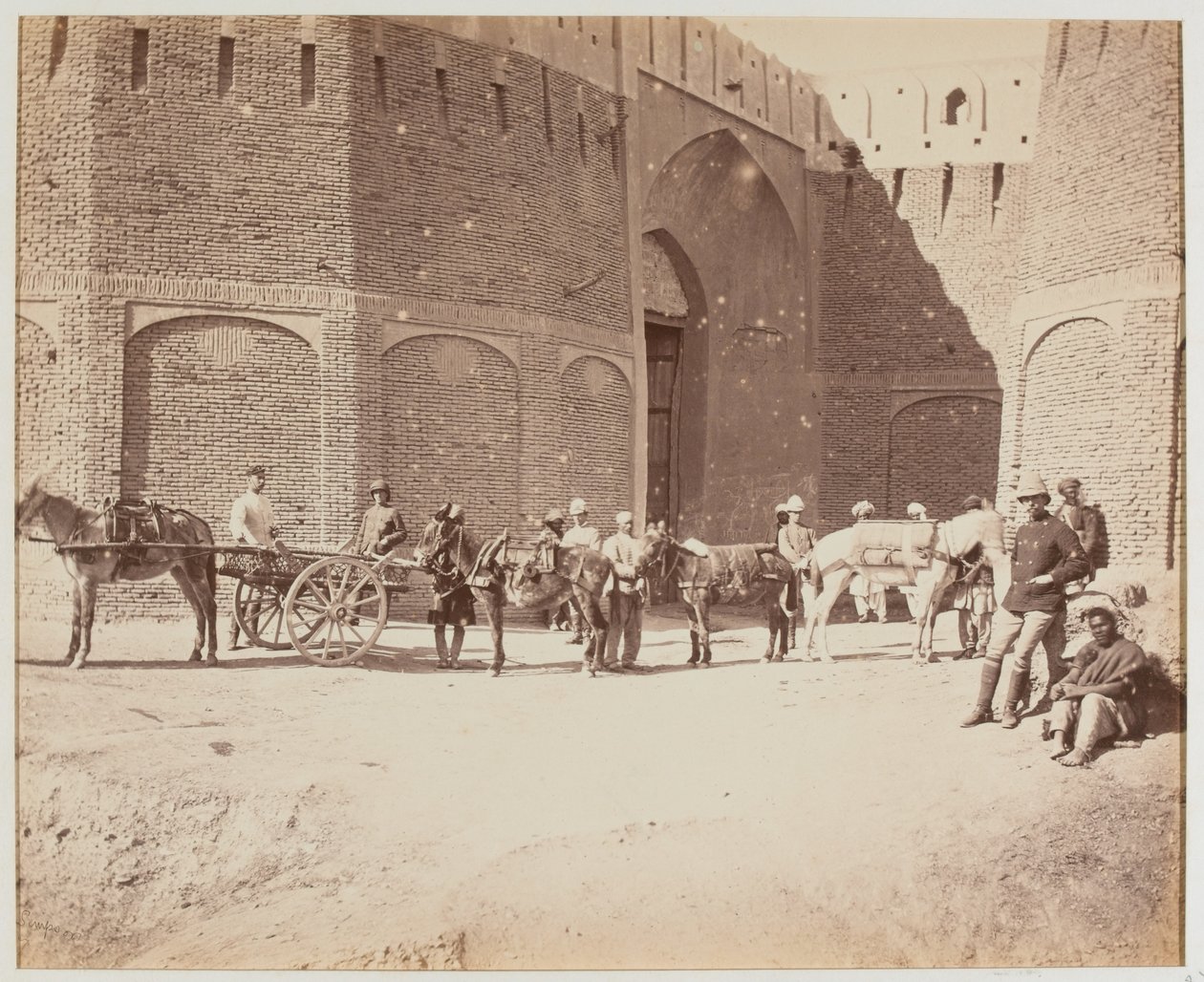 Durani Gate, Heyland Cart og Pack Mules, som viser de forskjellige typene pakkesadler, Kandahar av Benjamin Simpson