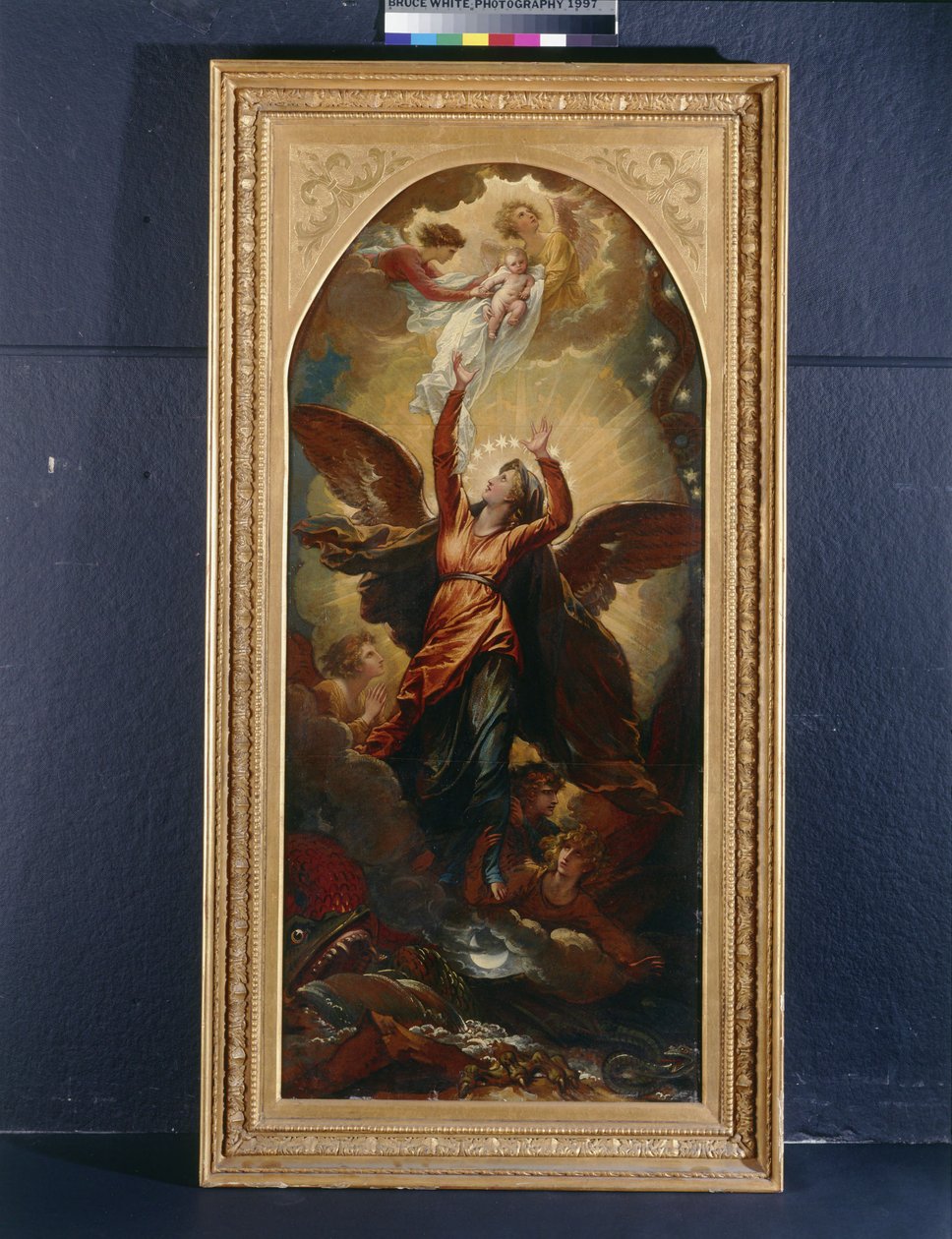 Kvinnen kledd i solen flykter fra dragens forfølgelse av Benjamin West