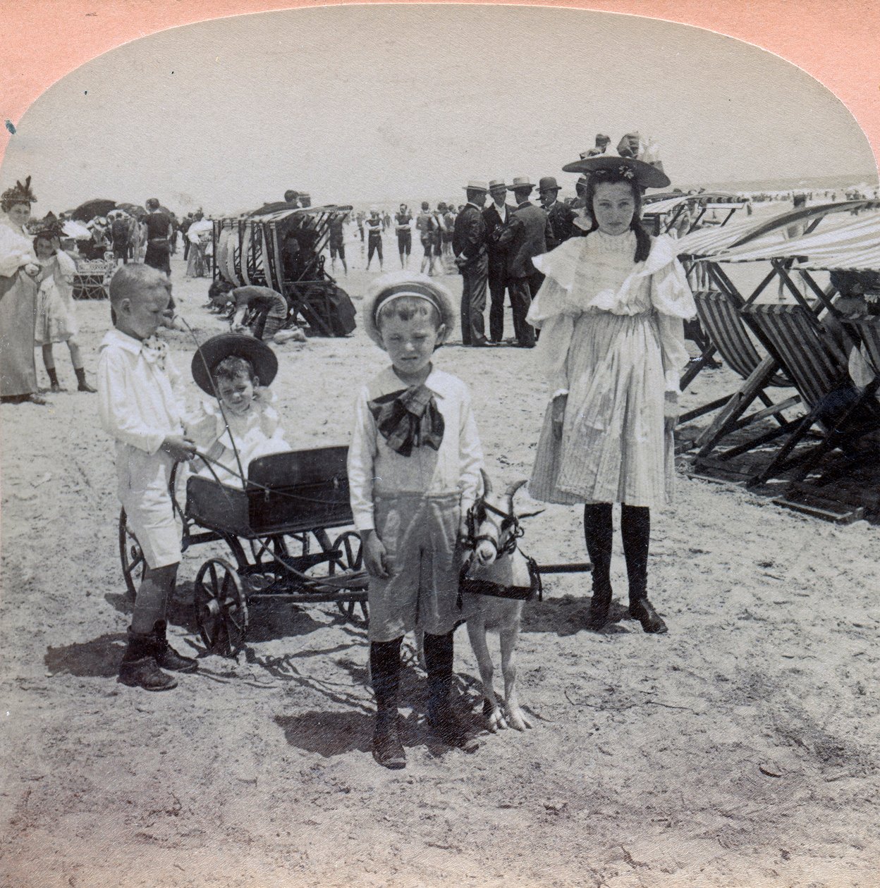 USA, Atlantic city: barn leker på stranden i Atlantic City av Benjamin West Kilburn