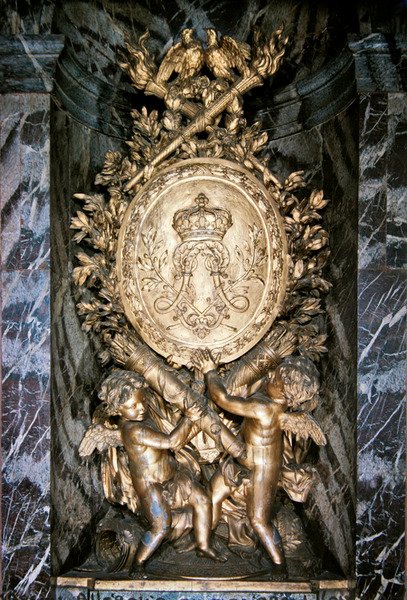 Skulptur på landgangen til Escalier de la Reine som symbolsk feirer ekteskapet til Louis XIV og Marie-Therese fra Østerrike av Benoit or Massou Masson