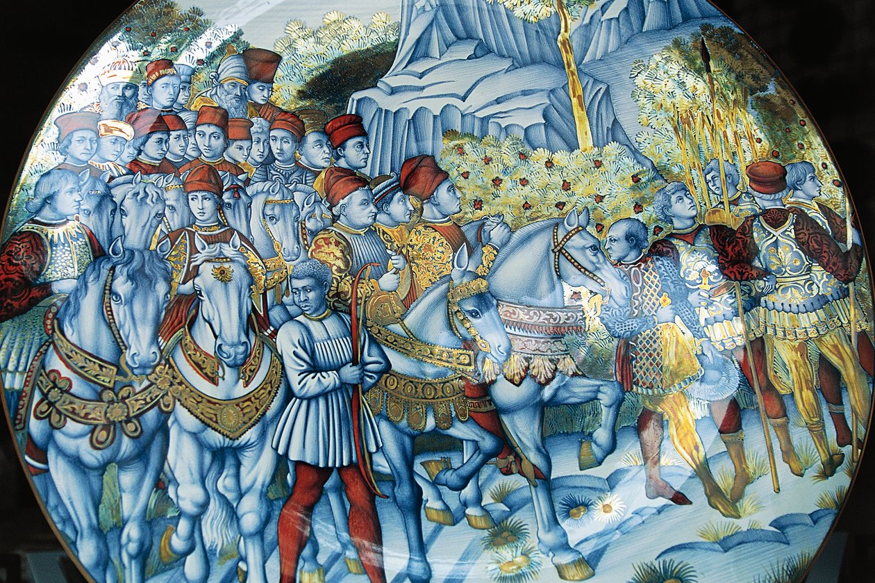 Majolica-plate som viser Procession of Magi, av Benozzo Gozzoli (ca. 1420-1497), Gualdo Tadino-håndverk, Umbria, Italia av Benozzo di Lese di Sandro Gozzoli
