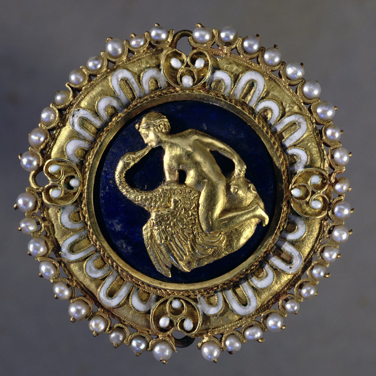 Brosje dekorert med en scene av Leda og svanen (gull, lapis lazuli og perler) av Benvenuto Cellini