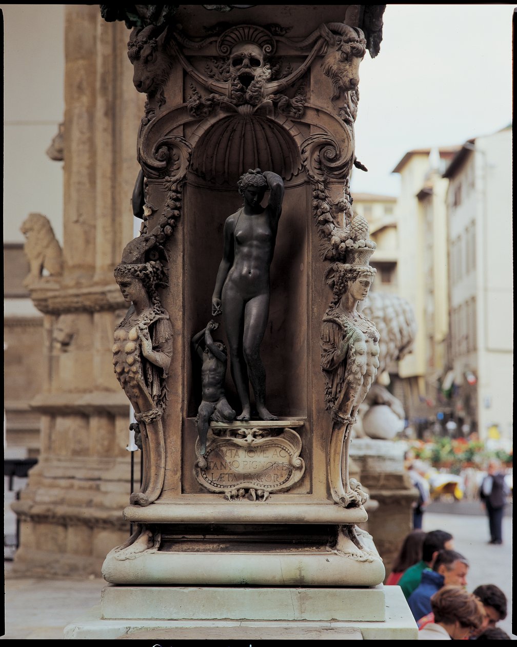 Detalj av Danae og Perseus som gutt, fra bunnen av en skulptur av Perseus med hodet til Medusa, 1545-55 bronse av Benvenuto Cellini