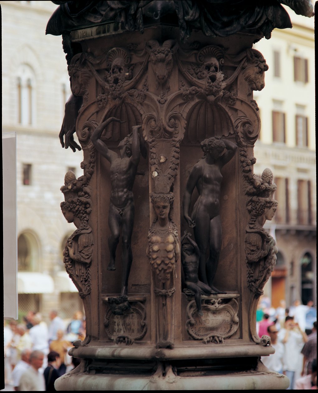 Detalj av Merkur, Danae og Perseus, fra bunnen av en skulptur av Perseus med hodet til Medusa, 1545-55 bronse av Benvenuto Cellini
