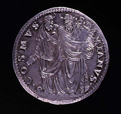 Bakside av sølvmynt som viser SS Cosimo og Damien som står og stirrer på hverandre. Innskrift: S. COSMVS S. DAMIANVS, preget 1532-1537 (for forside se 108641) av Benvenuto Cellini