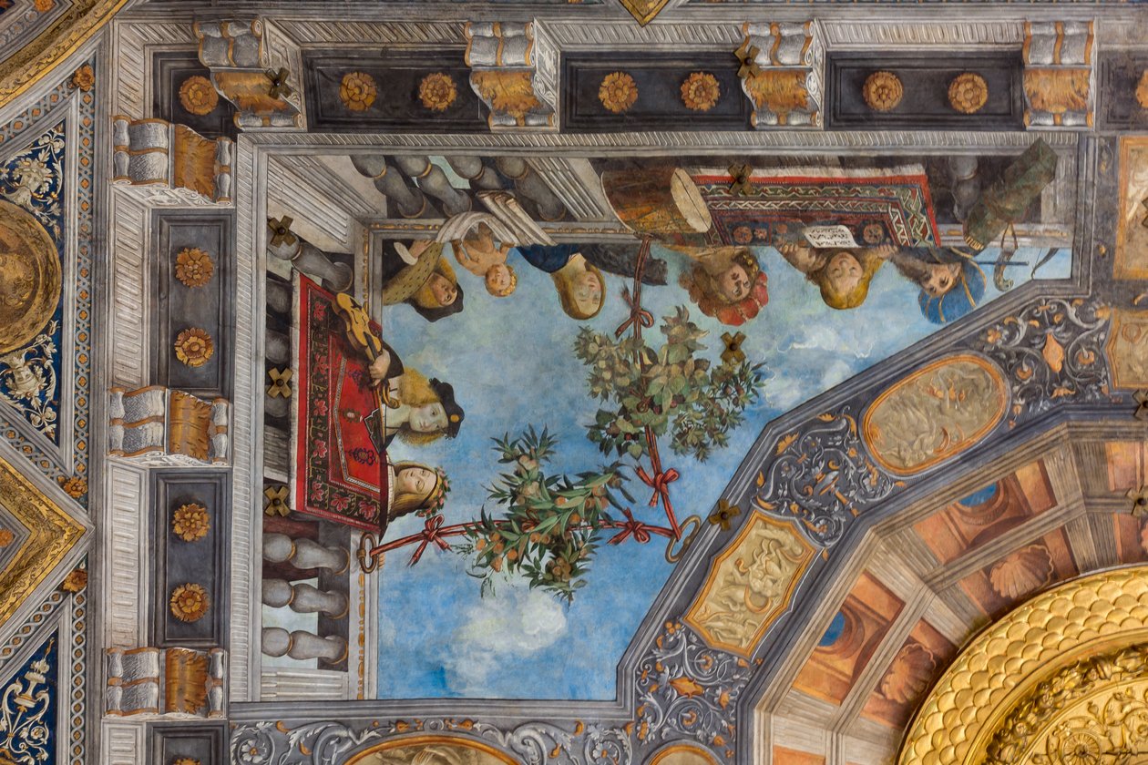 En katt, musikkinstrumenter og mannlige og kvinnelige figurer, detalj, hvelv til Hall of the Treasure (fresco) (detalj av 3707463) av Benvenuto Tisi da Garofalo
