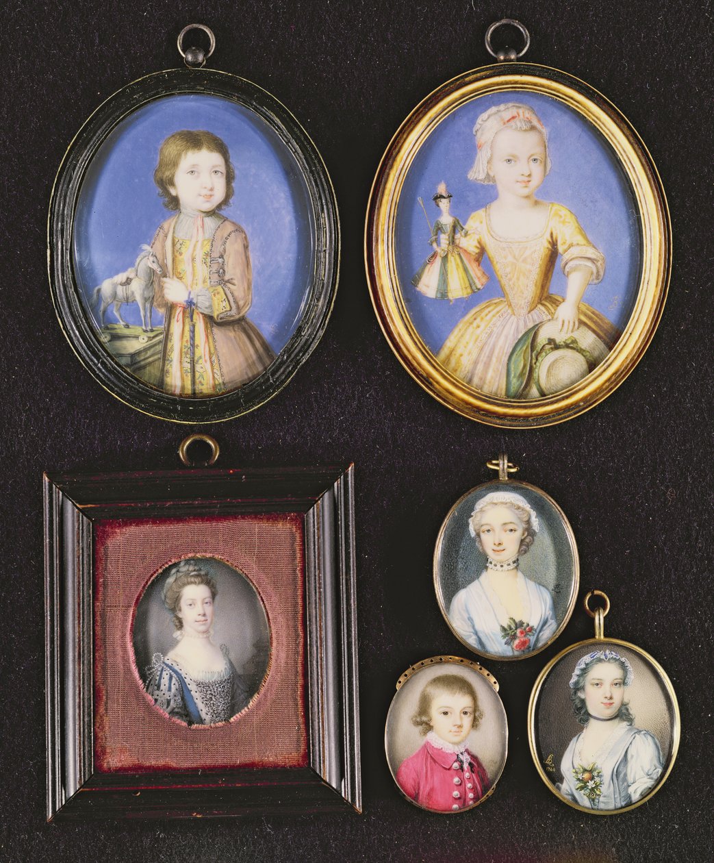 Portrett miniatyrer. L til R og T til B: Richard Whitmore av Bernard Lens (1682-1740); Katherine Whitmore av Bernard Lens (1682-1740); Dronning Charlotte av Samuel Finney (1718-98); Ukjent gutt av Thomas av Bernard Lens