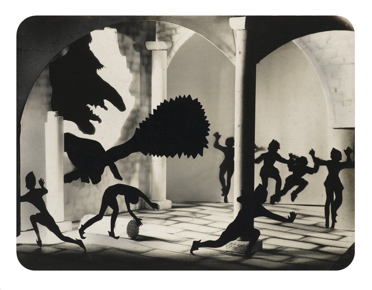 Fantastiske figurer, muligens 1920-tallet (gelatinsølvtrykk) av Bernard Alfieri