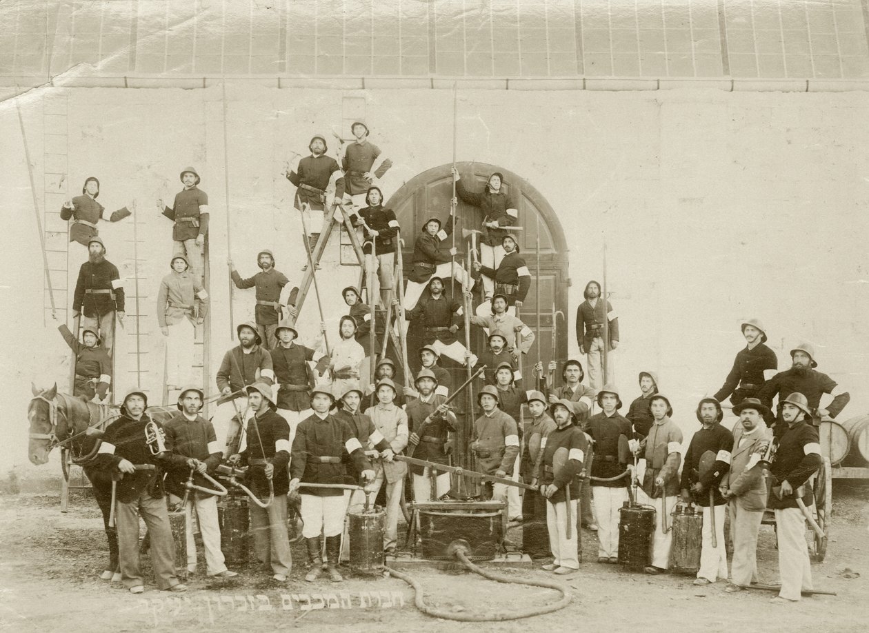 Et gruppeskudd av brannmenn ved Zichron Yaacov, ca. 1898-1900 av Bernard Edelstein