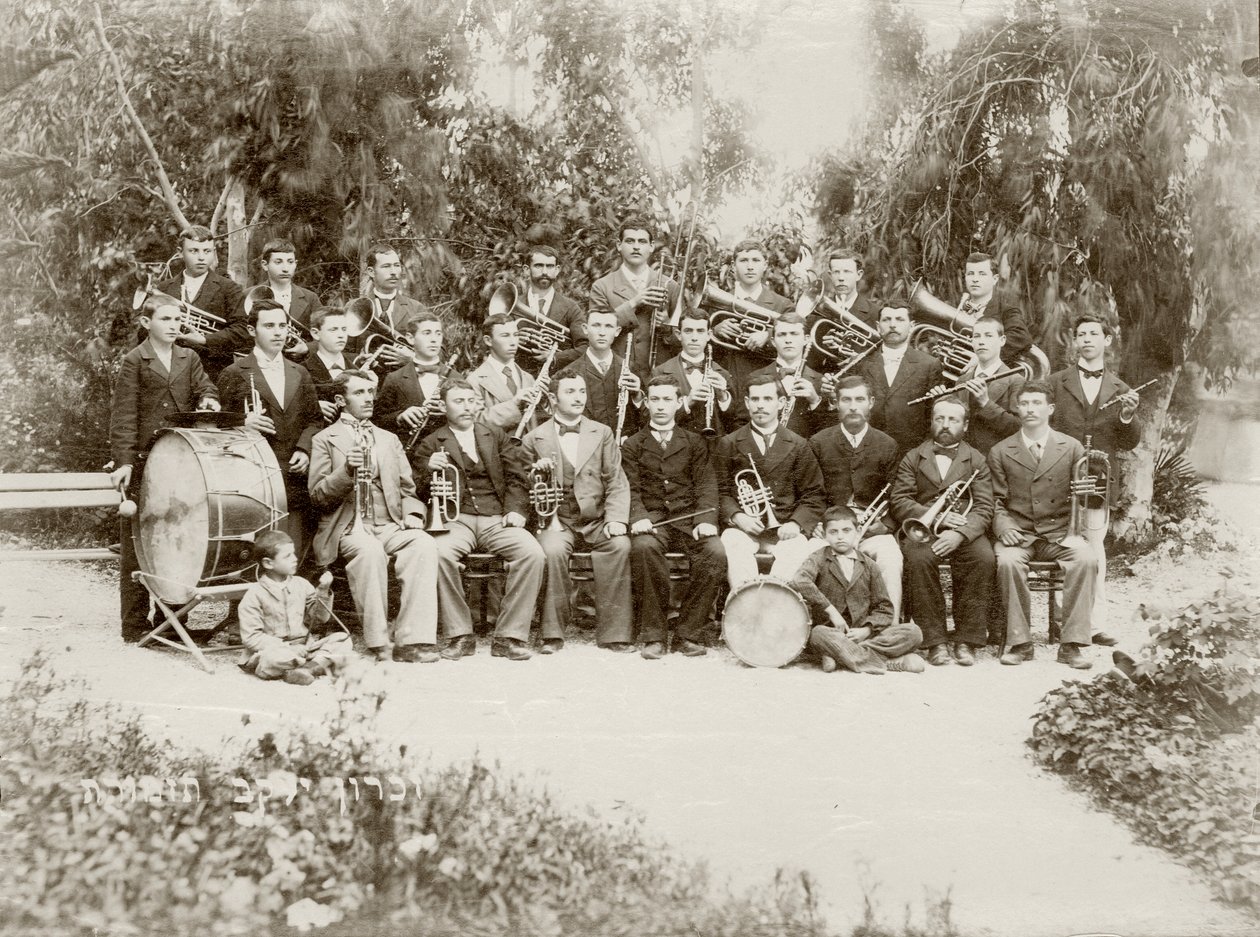 Orkestergruppen ble skutt på Zichron Yaacov, ca. 1898-1900 av Bernard Edelstein