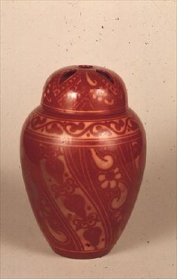 Pot pourri og lokk i kobberglans, ca. 1905-15 (keramikk) av Bernard Moore