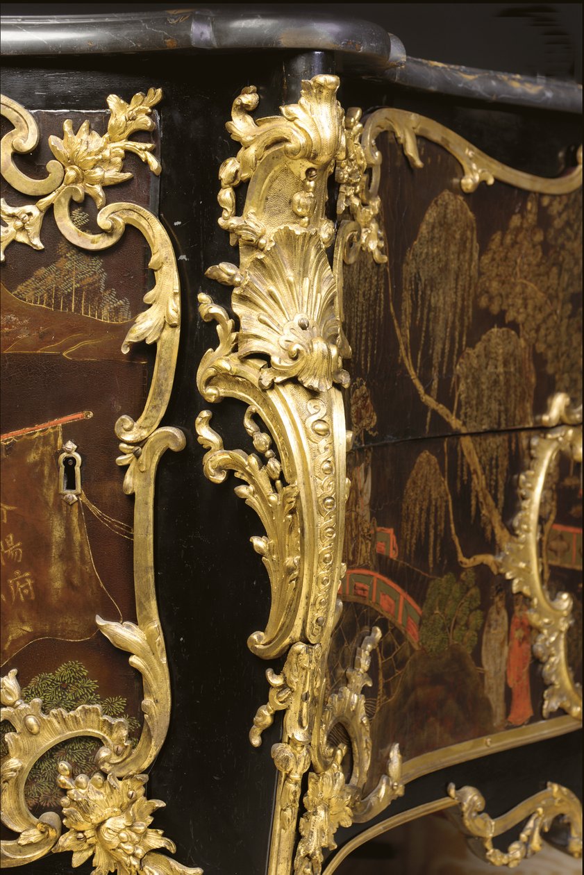 Louis XV-kommode, ca. 1740 (ormolu-montert kinesisk svart, polykrom og forgylt lakk, serpentin, marmor og vernis) av Bernard van Risamburgh