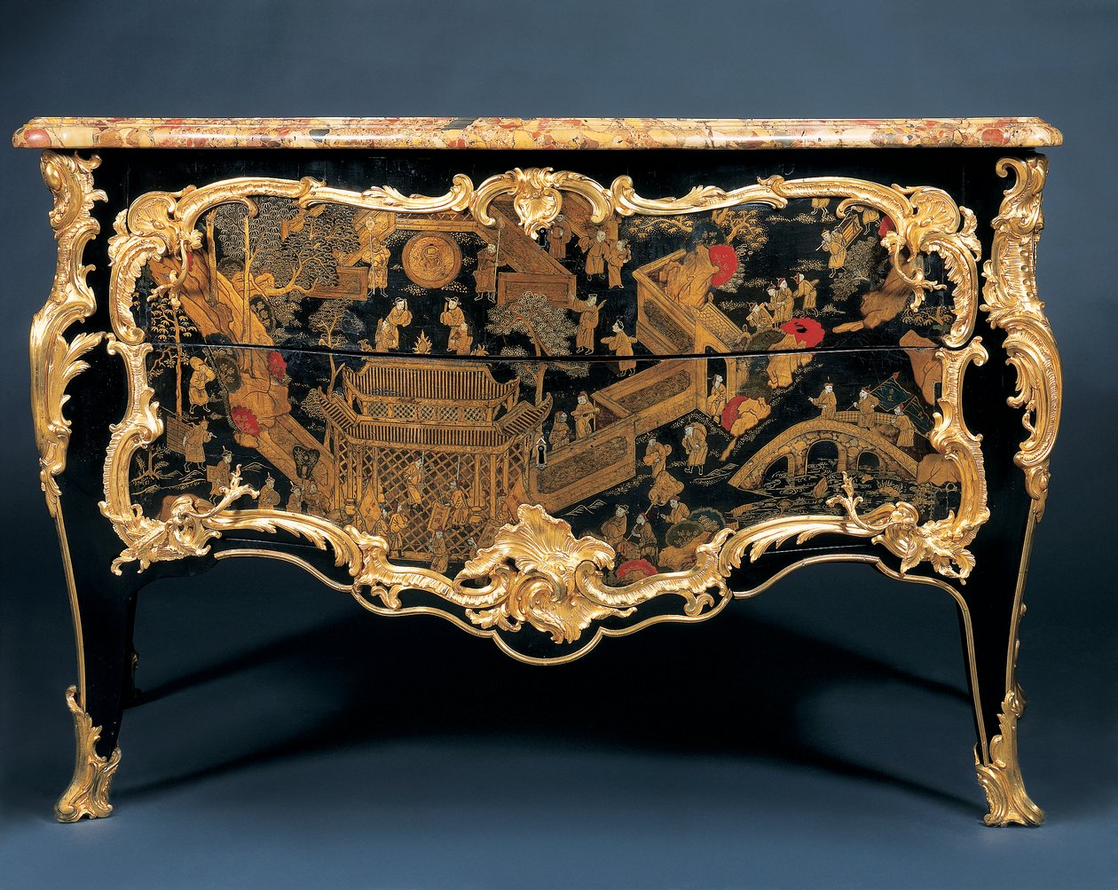 En Louis XV-kommode av Bernard van Risenburgh II