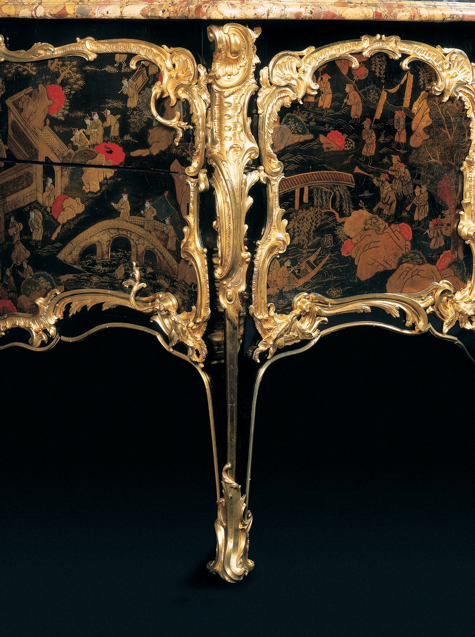 En Louis XV-kommode av Bernard van Risenburgh II