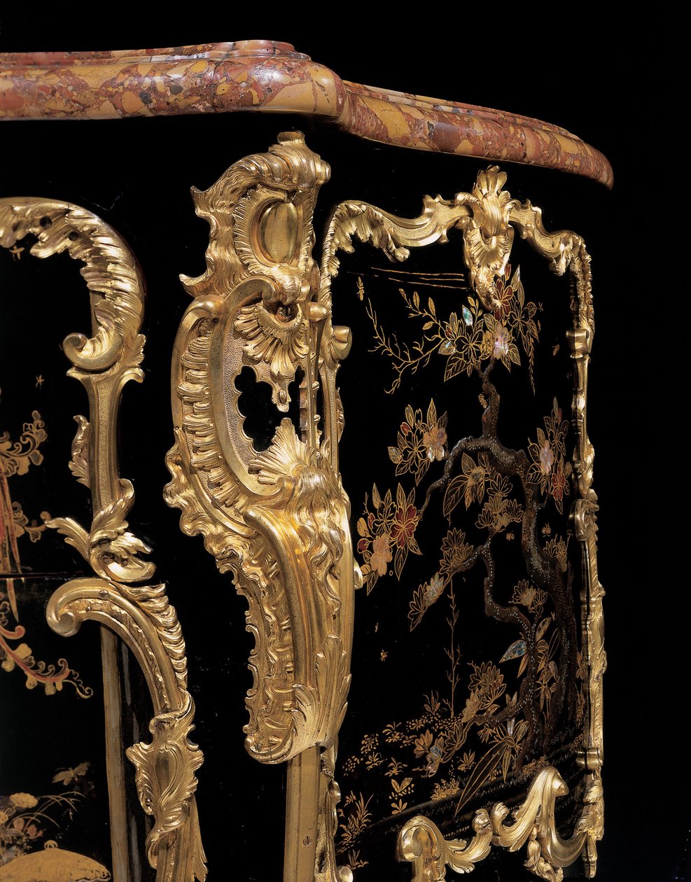 Kommode, ca. 1745 (ormolu-montert japansk lakk og ebonisert tre) av Bernard van Risenburgh II