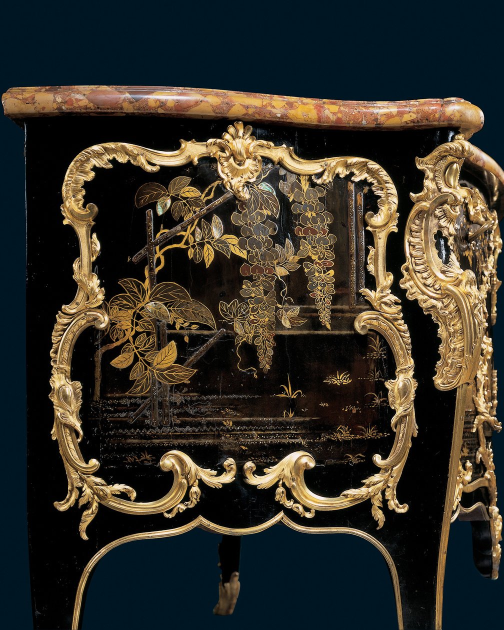 Kommode, ca. 1745 (ormolu-montert japansk lakk og ebonisert tre) av Bernard van Risenburgh II