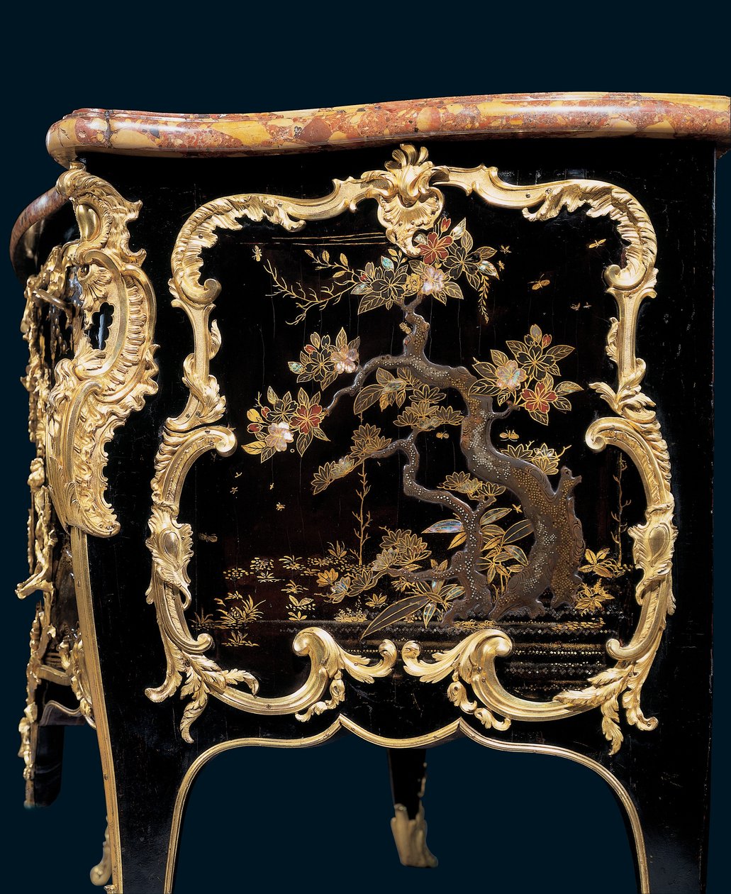 Kommode, ca. 1745 (ormolu-montert japansk lakk og ebonisert tre) av Bernard van Risenburgh II
