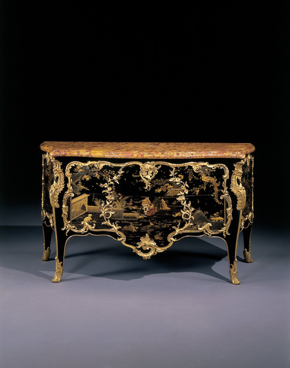Kommode, ca. 1745 (ormolu-montert japansk lakk og ebonisert tre) av Bernard van Risenburgh II