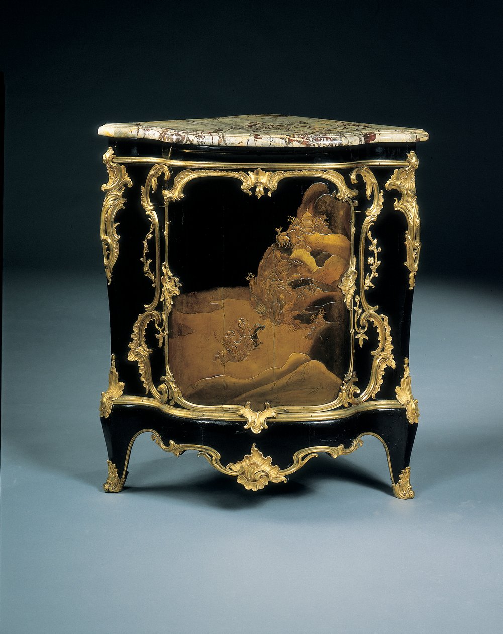 En av et par Louis XV-encoignus, ca. 1750 av Bernard van Risenburgh II