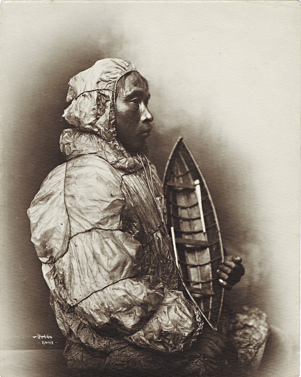 Mann med modell umiak, Alaska, ca. 1906 av Beverly Bennett Dobbs