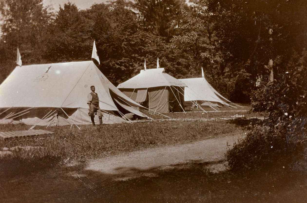 Album av første verdenskrig i Friuli-Venezia Giulia: pleier aksept, kirurgi og påkledning foran Villa Brazzà, hjemmet til 17 av krigssykehuset i Soleschiano Manzano, bilde tatt fra kirketårnet, 05/1916 (s/hvitt) bilde) av Bietti Bietti