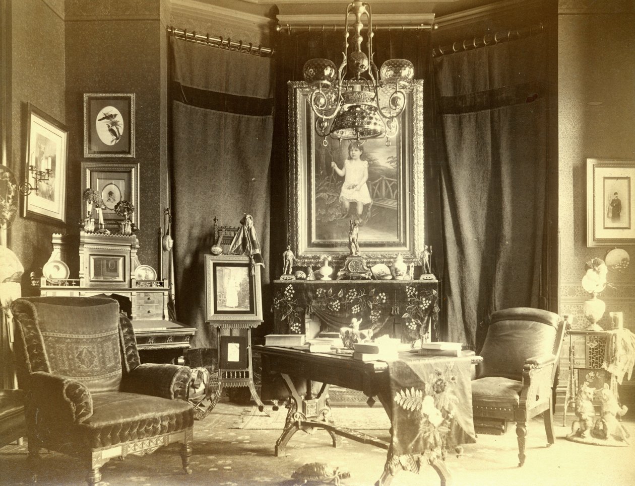 Studer i residensen H. Clay Pierce på 3813 Washington Avenue av Boehl and Koenig