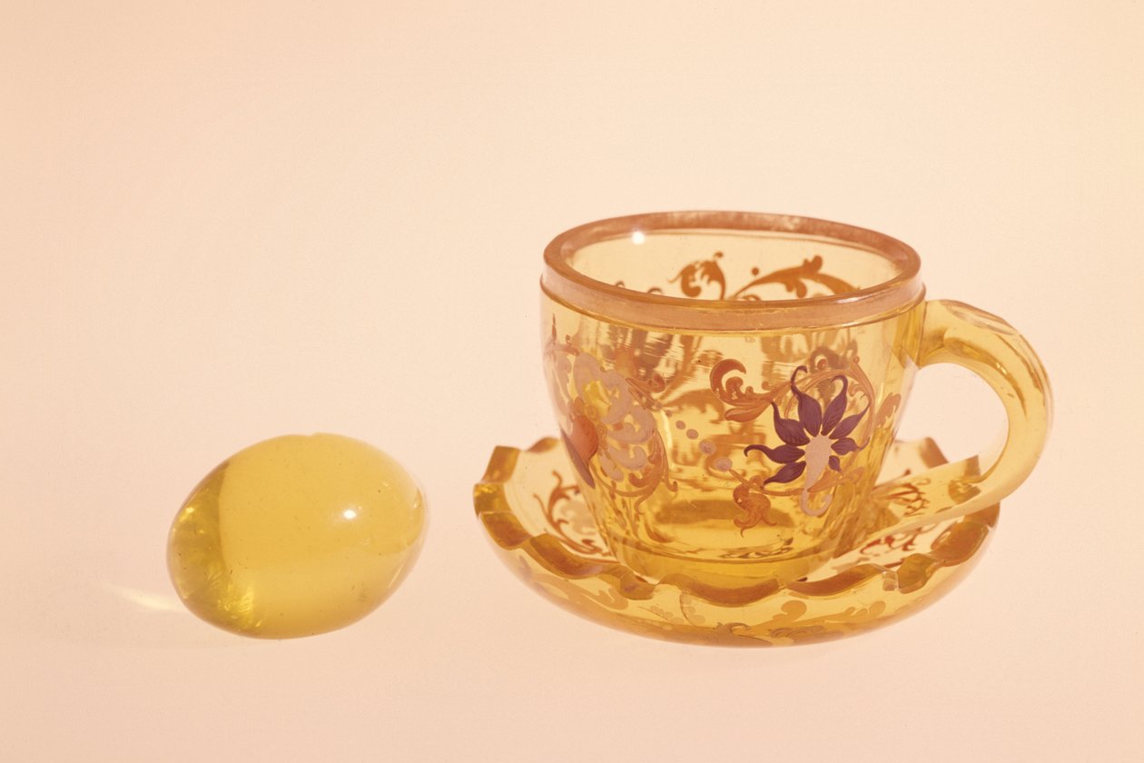 Annagelb emaljert og skåret glasskopp og tallerken, ca. 1840 (glass) av Bohemian School