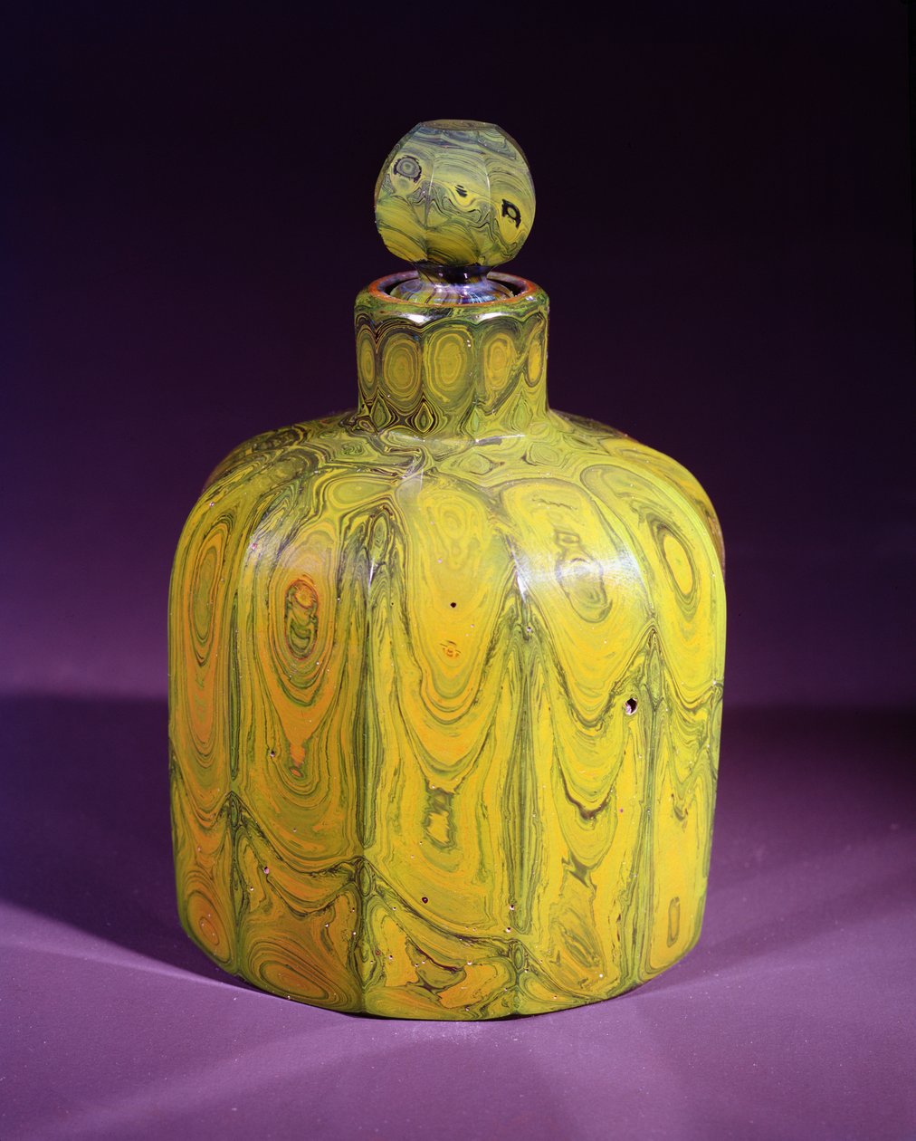 Lithyalin duftflaske og propp, ca. 1830 (glass) av Bohemian School