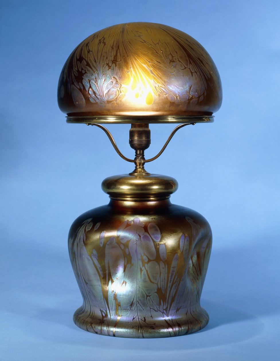 En sjelden Loetz messingmontert bordlampe (glass med gullmetallisk glans og bronse) av Bohemian School