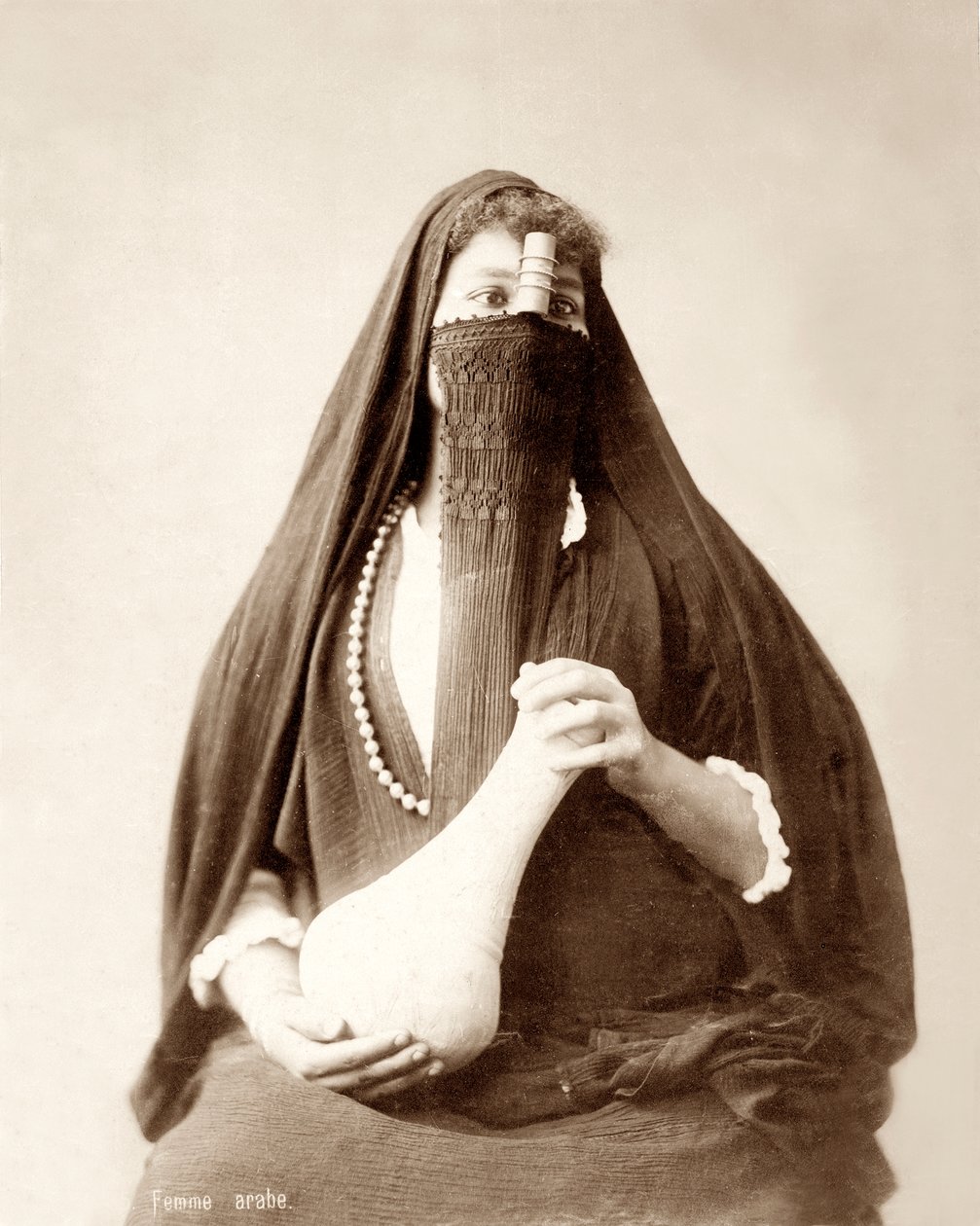 Pike med hodeplagg og holdepotte, ca. 1867-98 av Bonfils Studio