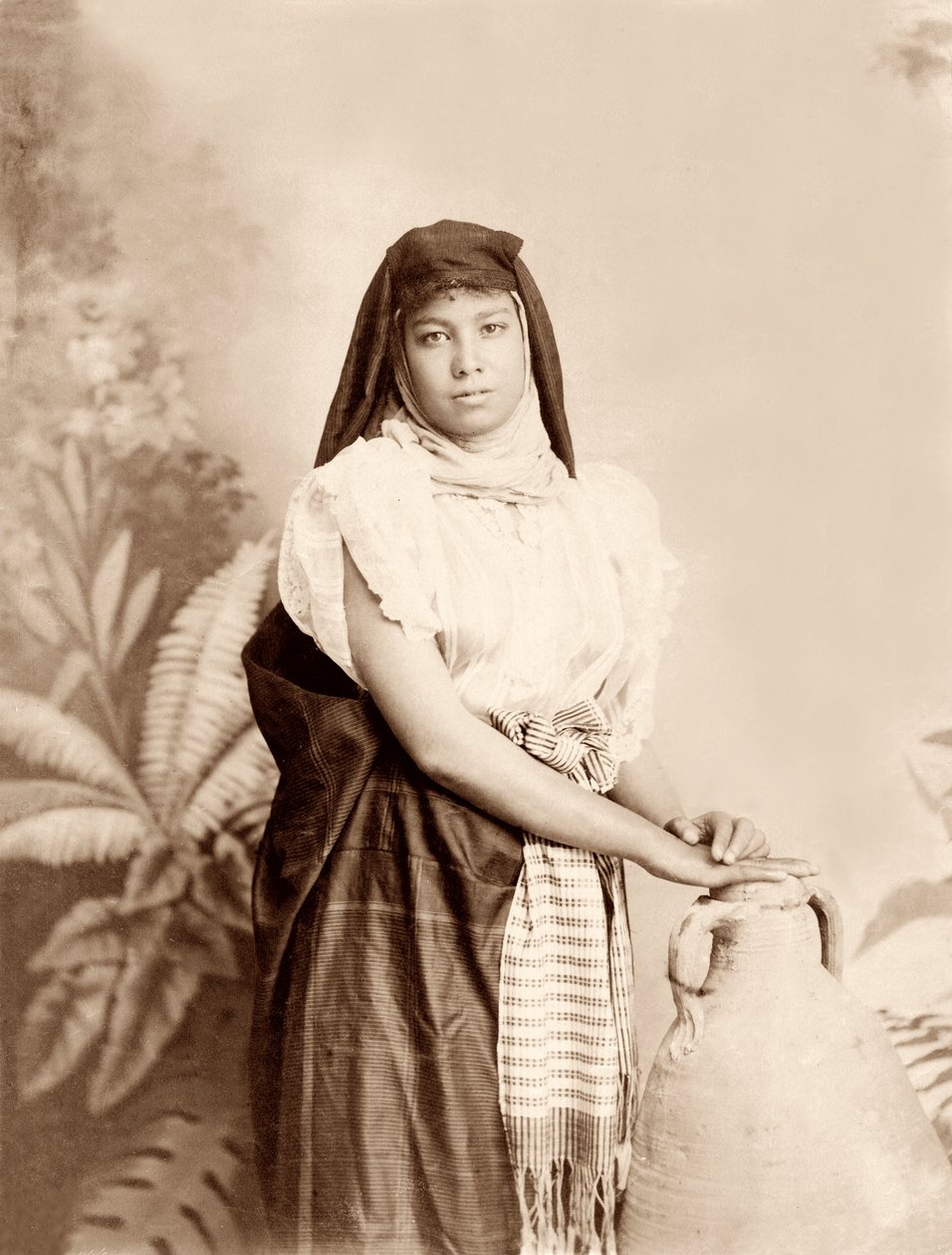 Pike med vannkrukke, ca. 1867-98 av Bonfils Studio