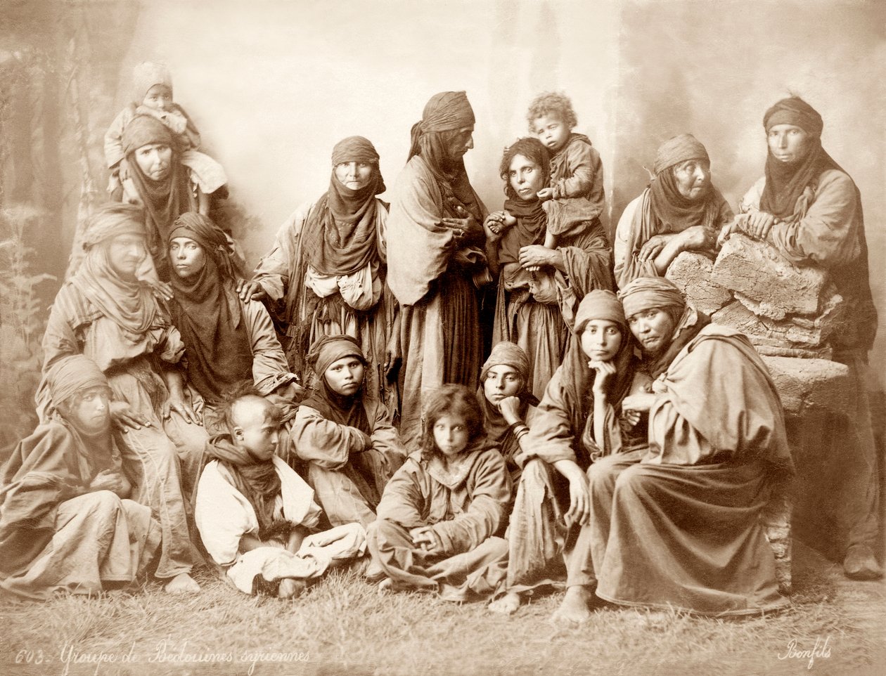 Gruppe på 17 beduinske kvinner og barn, ca. 1867-98 av Bonfils Studio