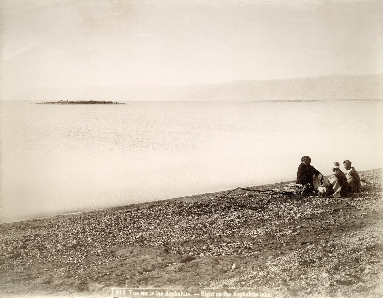 Nordenden av Dødehavet med øya Rujm el Bahr, ca. 1867-96 av Bonfils Studio