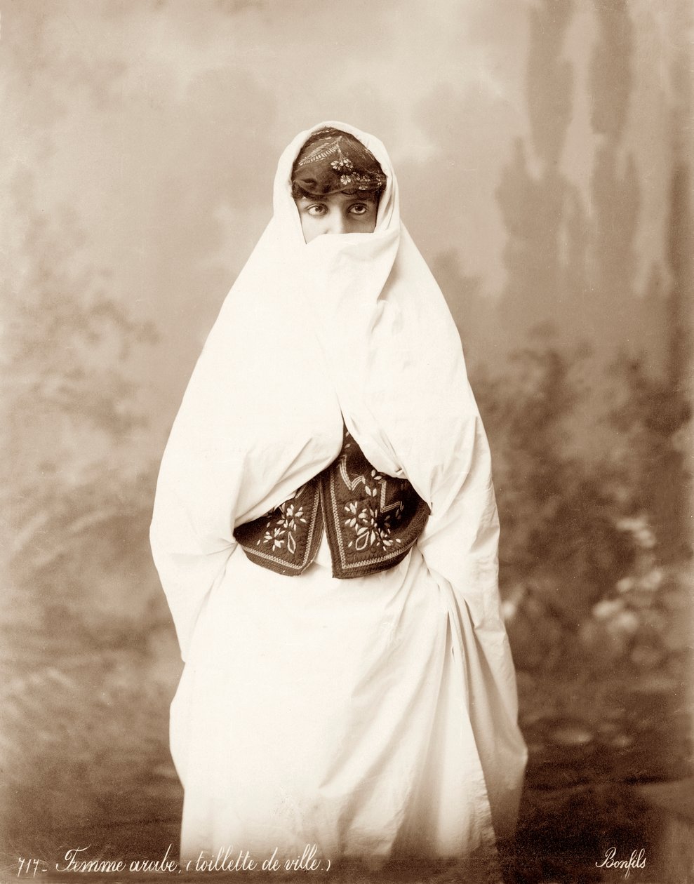 Kvinne i palestinsk drakt, ca. 1867-98 av Bonfils Studio