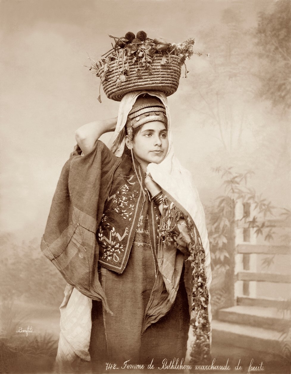 Kvinne med en kurv med frukt på hodet, ca. 1867-98 av Bonfils Studio