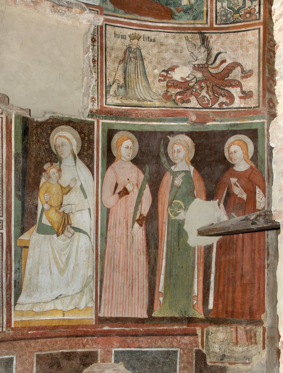 Nord-transept, alteret til St. Mikael erkeengelen, bak altertavlen fresker av Boniface Bembo, Jomfru og barn Saint Aquilina og Saint Catherine of Alexandria, over symbolet på Umilitas av Bonifacio Bembo