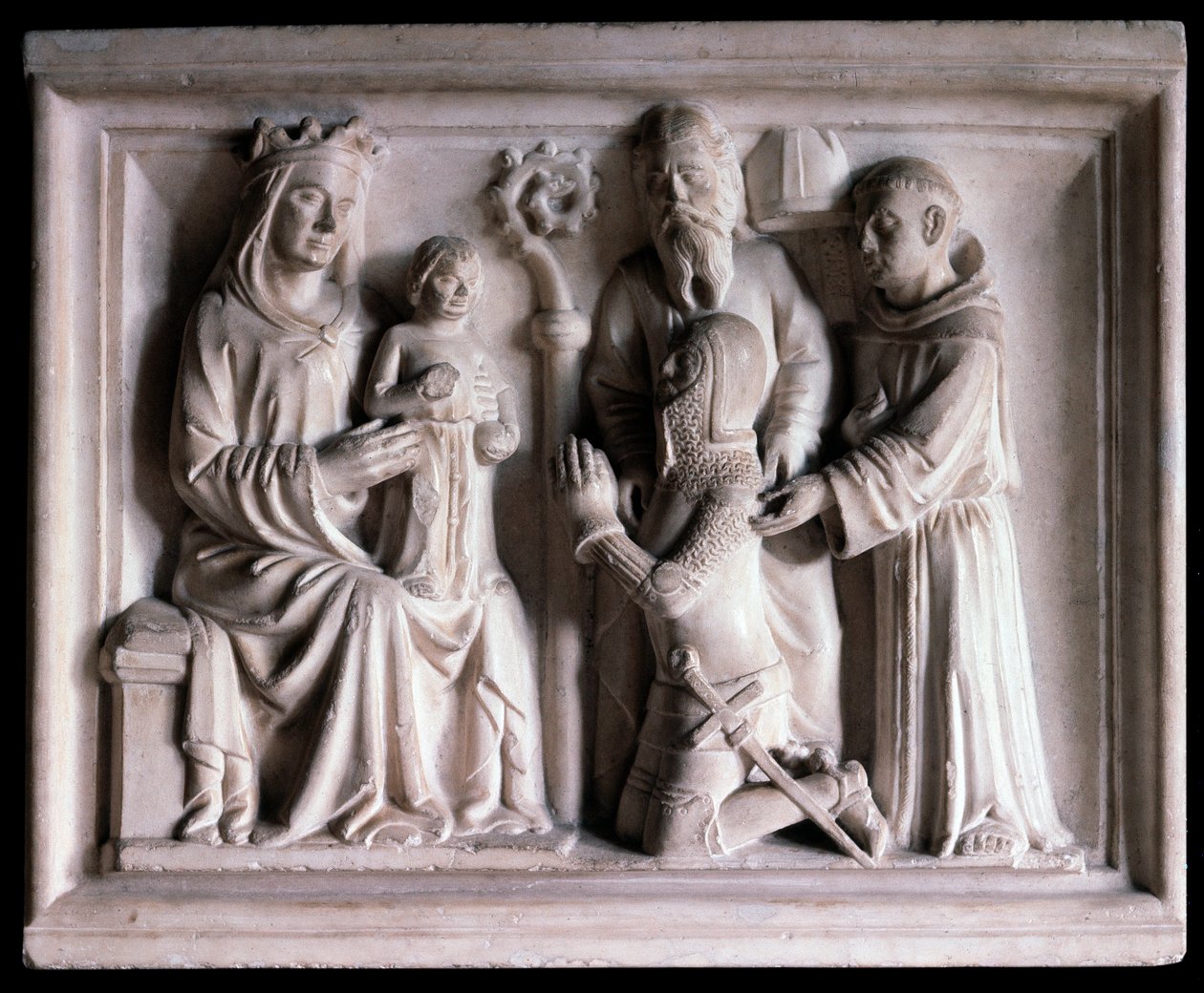 Jomfruen presenterer Jesus for tre personer (skulptur av Bonino da Campione