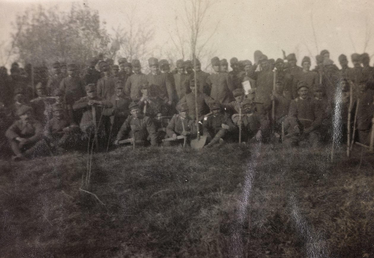 Album av første verdenskrig i Friuli-Venezia Giulia: gruppeportrett av soldatene fra infanteriet 112.mo med spader nær elvetårnet av Bourbon Del Monte