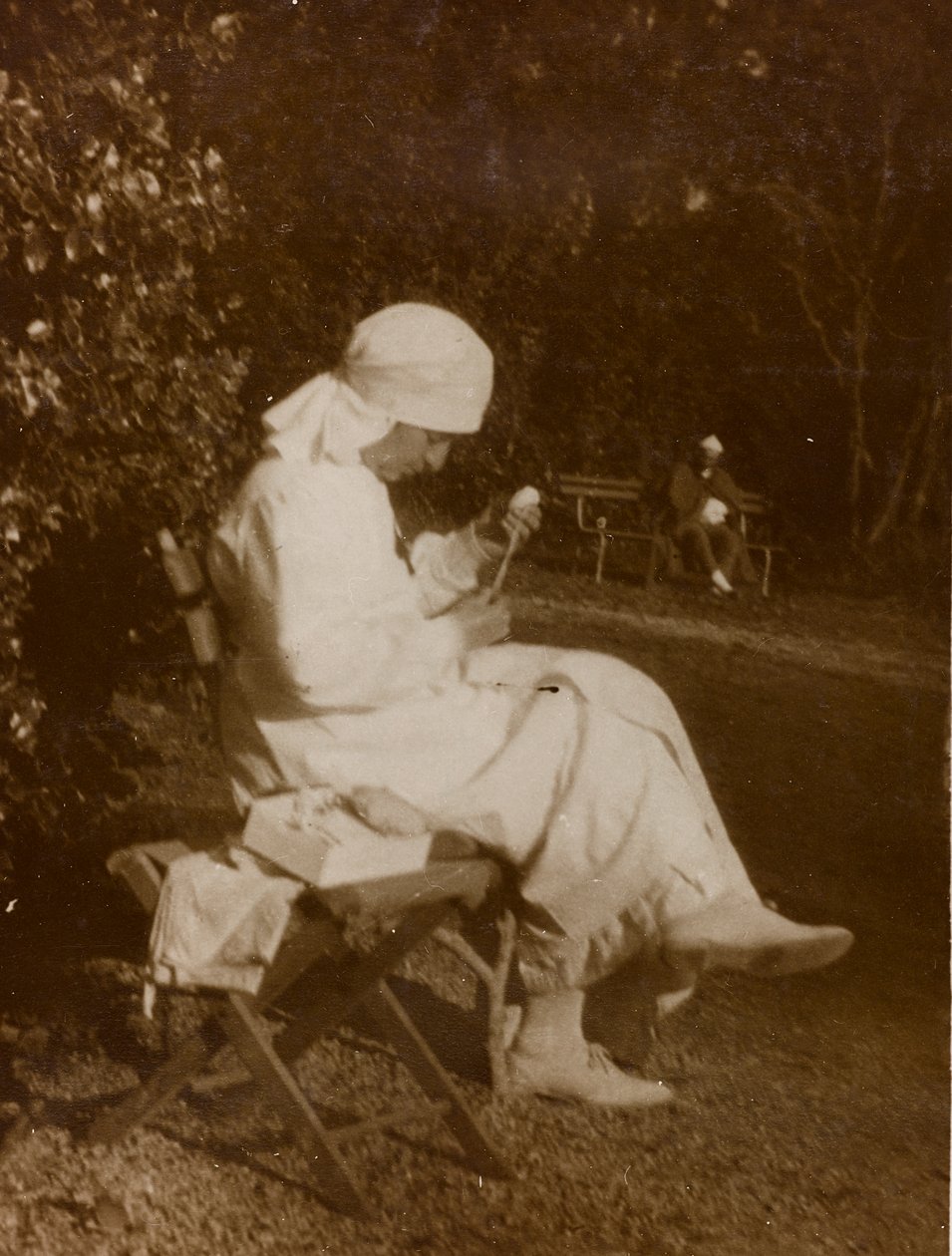 Album av første verdenskrig i Friuli-Venezia Giulia: portrett av en Røde Kors-sykepleier i parken til Villa Brazzà, hjemmet til 17 av krigssykehuset i Soleschiano Manzano (s/hv-bilde) av Bourbon Del Monte