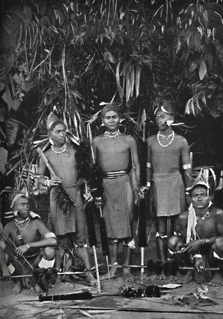 Angami Nagas i hel kjole, 1902 av Bourne and Shepherd