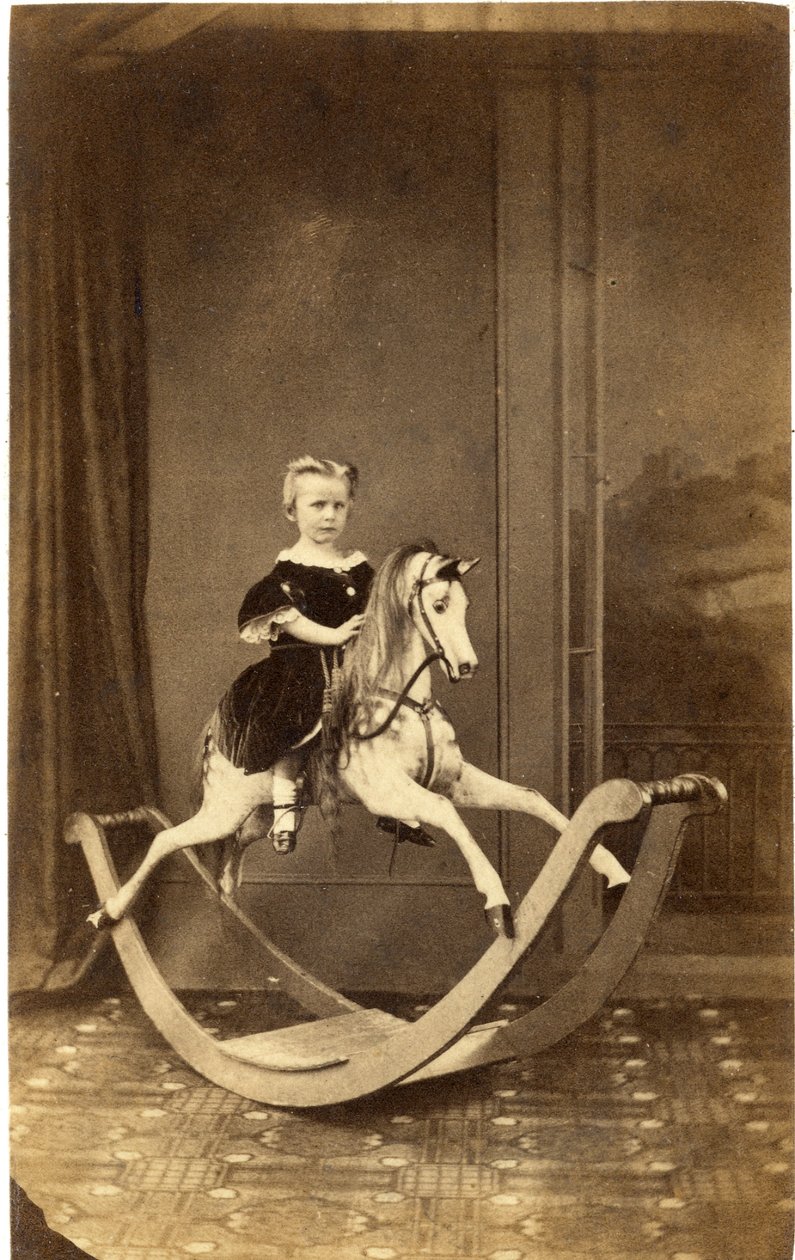 Ung jente på stor gyngehest, 1860-tallet (albumintrykk) av Brading and Cantelo