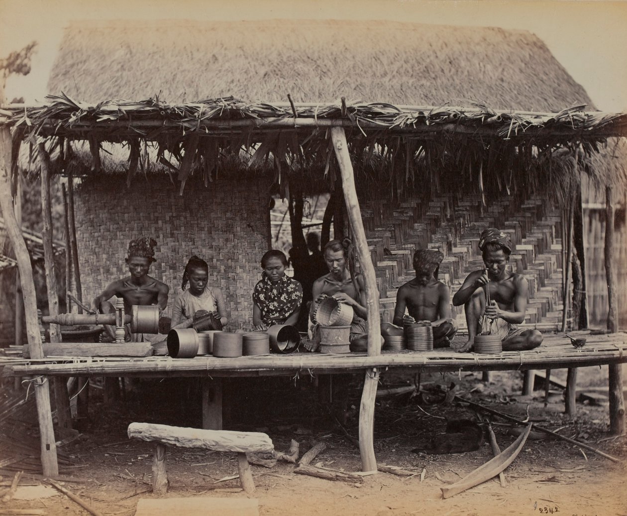 Burmesisk produksjon av laka-arbeid, 1887 av British Photographer