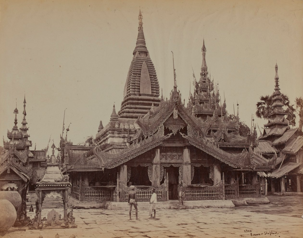 Gårdsplassen til et burmesisk tempel, Mandalay av British Photographer