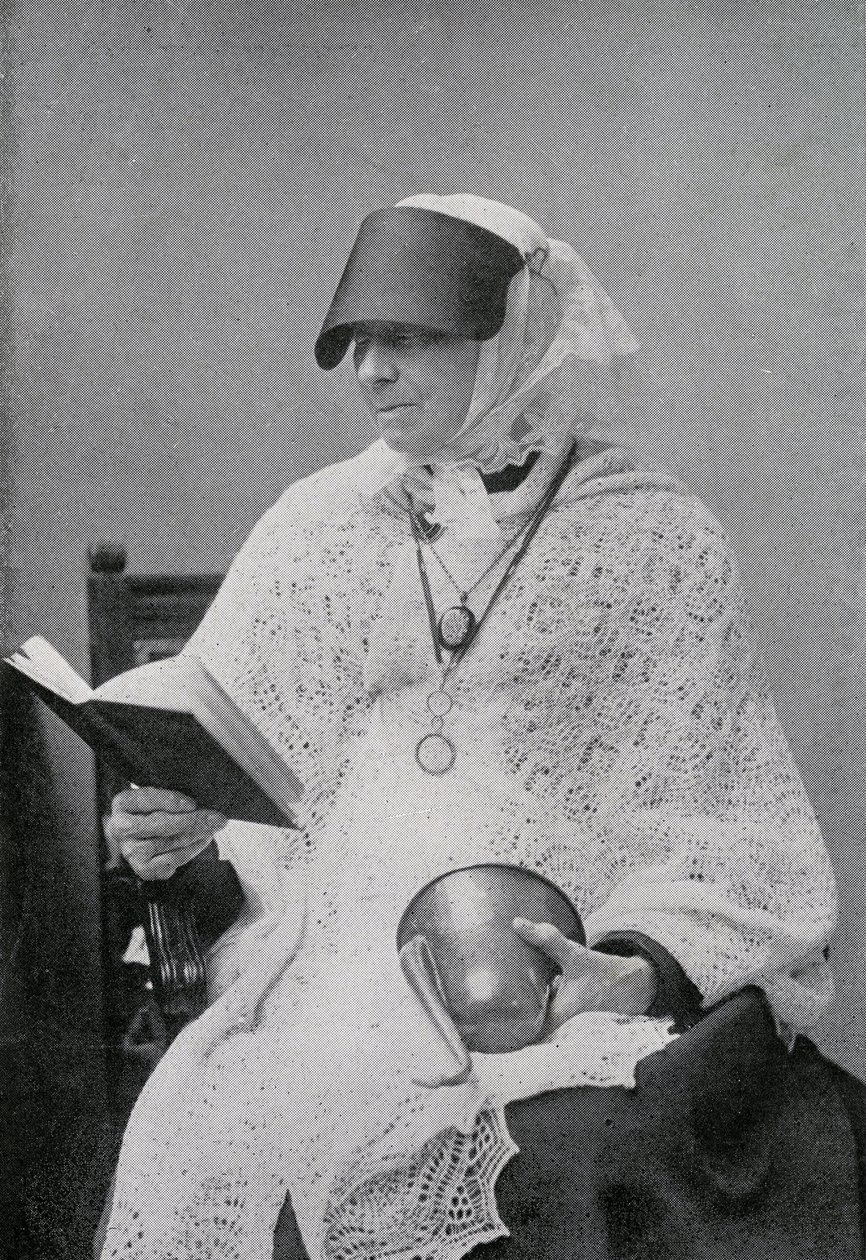 Jane Whyte Balfour, tante til Robert Louis Stevenson, fotograferte å lese og holde en øretrompet av British Photographer