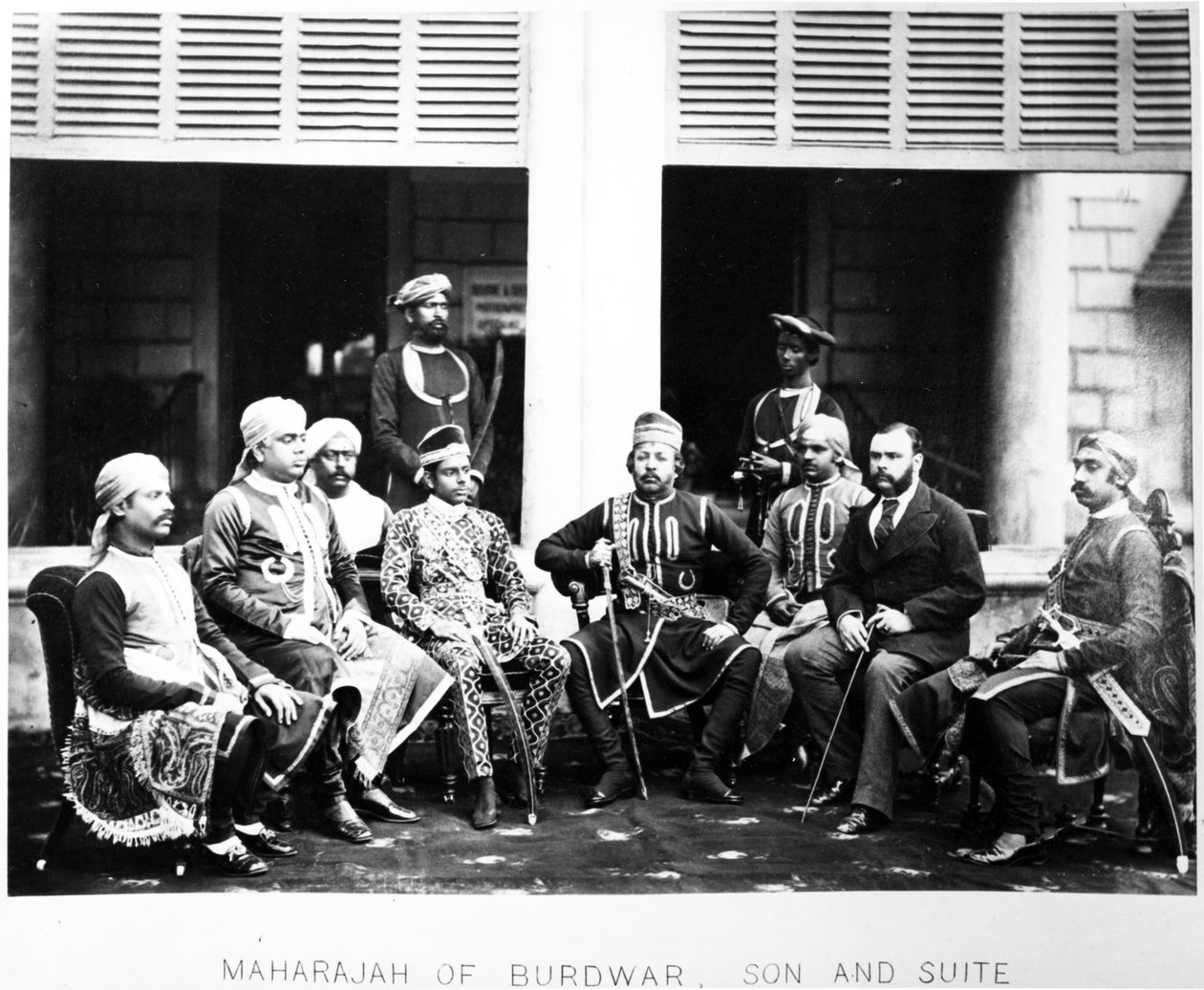 Maharaja Mahtab Chand Bahadur med sin sønn og suite, ca. 1870-tallet av British Photographer