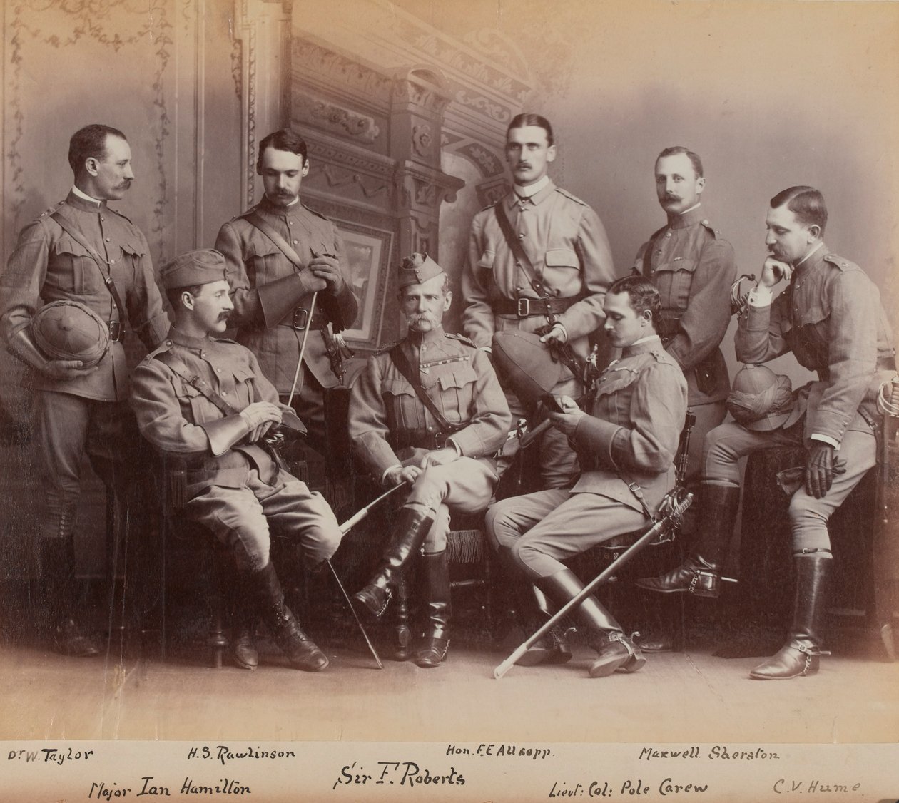 Sir Frederick Sleigh Roberts med sine offiserer av British Photographer