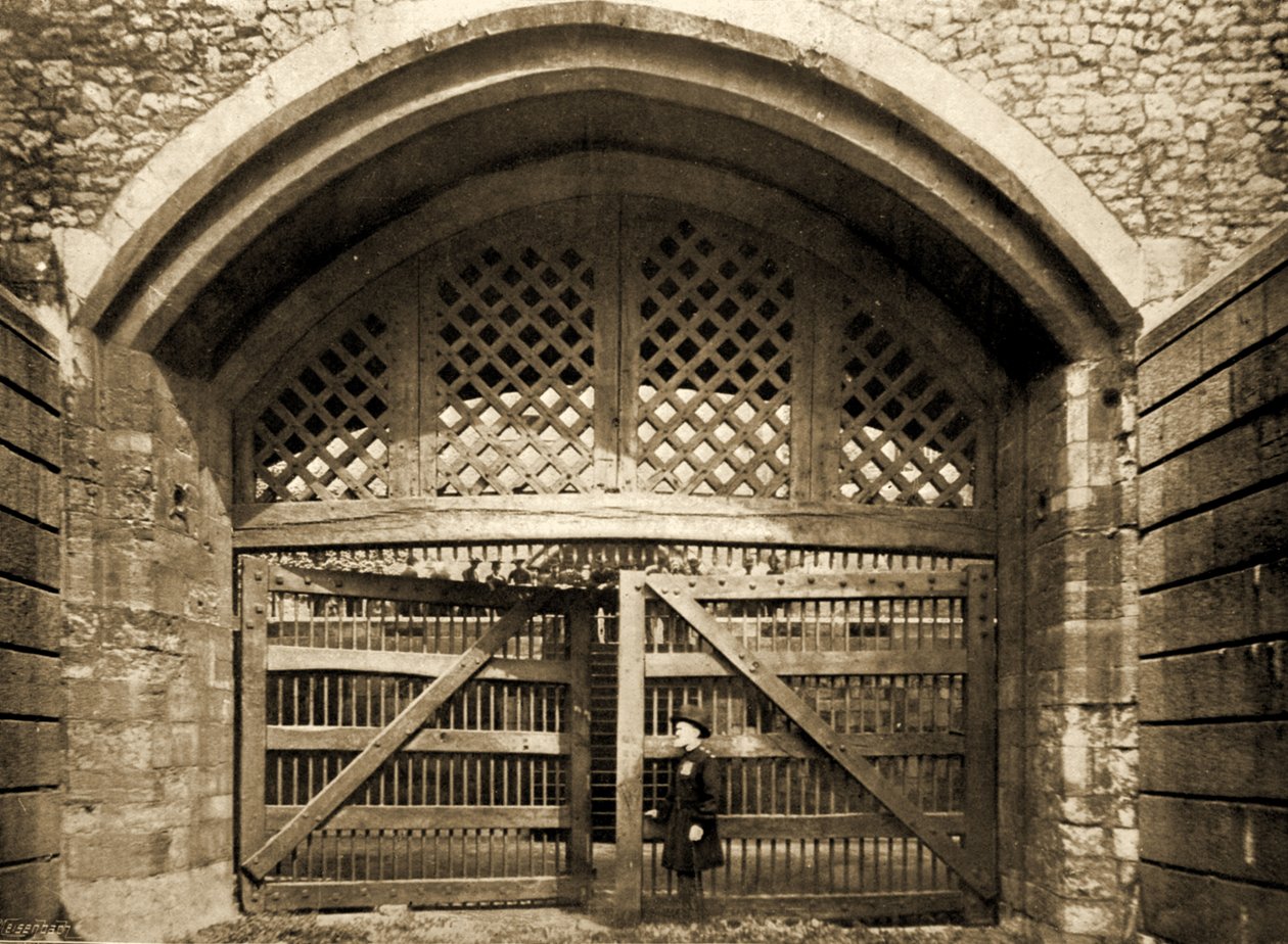 Traitors Gate, Tower of London og en Yeoman of the Guard, 1890 av British Photographer
